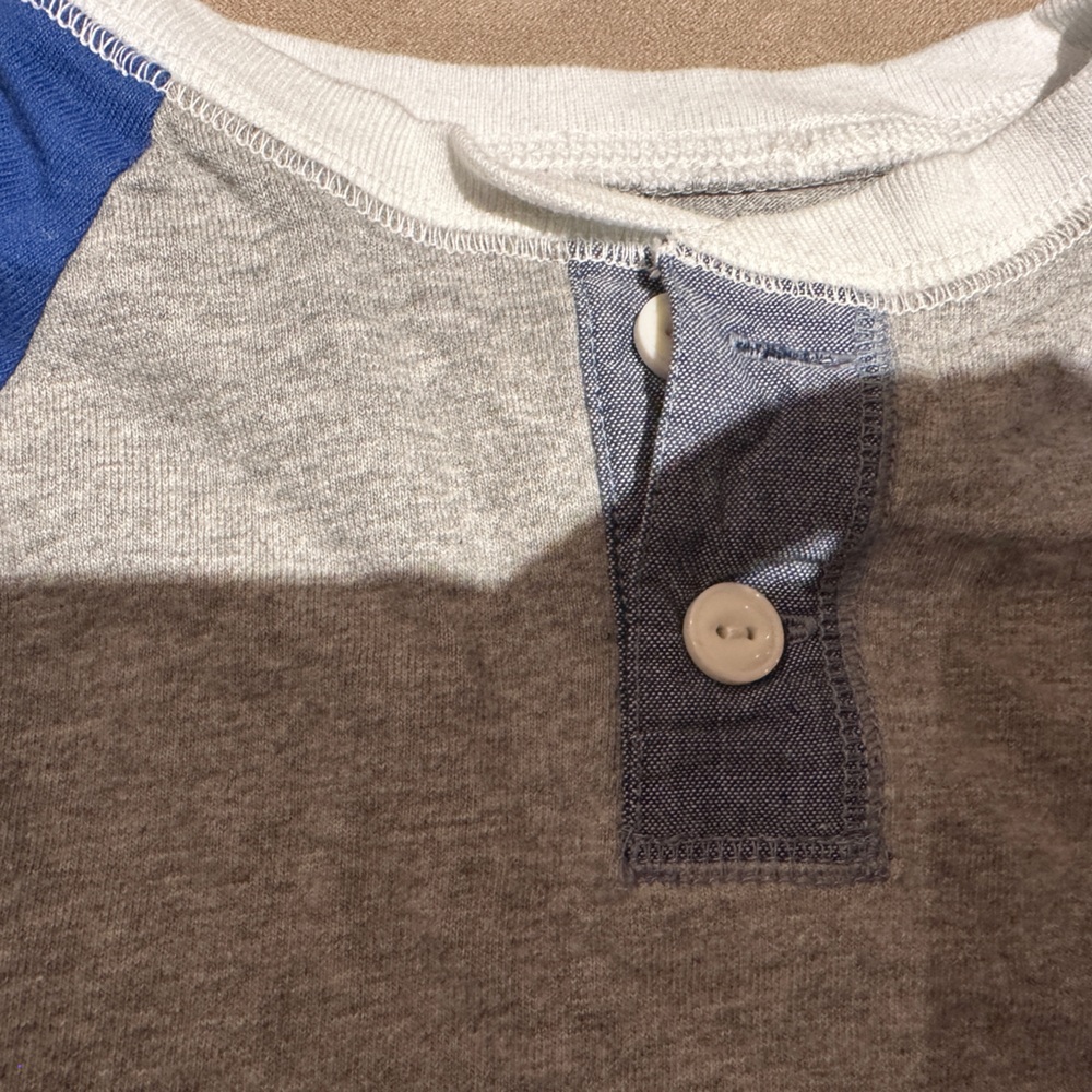 GAP boys long sleeved top - 12-18 mo - Picture 2 of 4